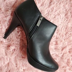 Liz Claiborne black leather shootie